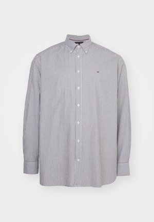 Camicia da uomo a maniche lunghe con bottoni, caratterizzata da sottili strisce verticali bianche e nere e un piccolo logo sul petto a sinistra.