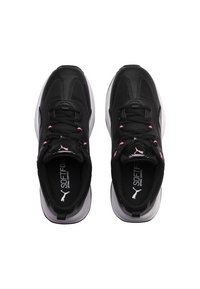 Czarne buty sportowe z siateczkową cholewką, różowe akcenty na sznurowadłach i miękka pianka amortyzująca. Biała podeszwa zewnętrzna zapewnia kontrast i wsparcie.