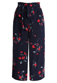 Pantaloni a gamba larga in tessuto blu navy con motivo floreale e accenti rossi e verdi. Design a vita alta con cintura annodata.