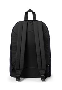 Czarny plecak z wyściełanymi ramionami, górnym uchwytem oraz granatowym korpusem z subtelnym wzorem kropek. Gładka tekstura tkaniny i strukturalny kształt.