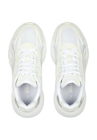 Baskets de sport blanches avec des panneaux en maille, bout rond et design à lacets. Présentent un col rembourré et une semelle en caoutchouc texturée. Accents argentés présents.