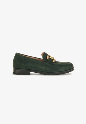 Mocassin en daim vert foncé avec semelle noire et boucle décorative dorée sur le dessus, présenté en profil latéral gauche sur fond blanc.