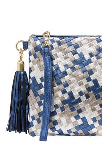 Pleciona metaliczna kopertówka w kolorach niebieskim, srebrnym i czarnym, z frędzlami, posiadająca zamek błyskawiczny oraz odczepiany pasek dla większej wszechstronności.
