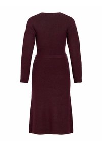 Robe en maille à manches longues, longueur genou, de couleur bordeaux foncé avec une taille cintrée et un col rond simple, vue de dos.