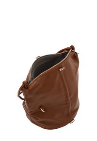 Brun læder bucketbag med en sølv lynlås, et ustruktureret design og en tekstureret grå indvendig. Har justerbare side-remme.
