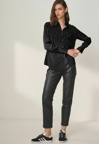 Next - ASYMMETRIC PINSTRIPE- REGULAR FIT - Camicia - black white stripe Immagine in miniatura 1