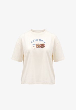 Beżowy T-shirt z napisem „"Cute Bear"” nad trzema rysunkowymi misiami w bieli i brązie, wyśrodkowane na klatce piersiowej.