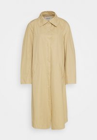 Knelång beige trenchcoat i lätt material, med spetsig krage, sex knappar och sidofickor. Slät yta.