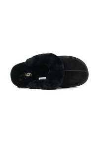 Pantofole nere con un morbido colletto in pelliccia, finitura in suede, soletta imbottita e suola texturizzata. Presentano una semplice linea cucita al centro.