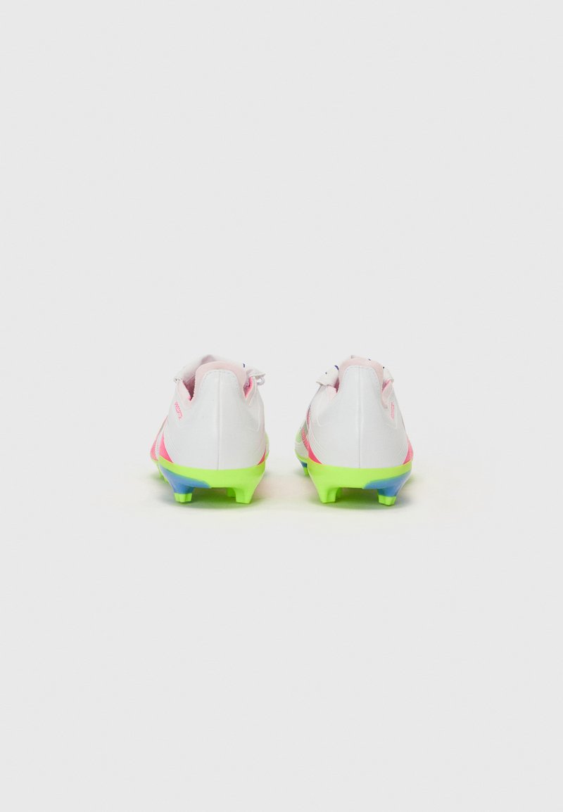 Witte voetbalschoenen met roze accenten en een groene zool. Kenmerken zijn een gladde textuur, een lichtgewicht ontwerp en gevormde noppen voor grip.