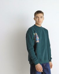 Groene sweatshirt van zacht fabric, met een opvallende, kleurrijke print op de linker mouw. Ronde hals en geribbelde manchetten.