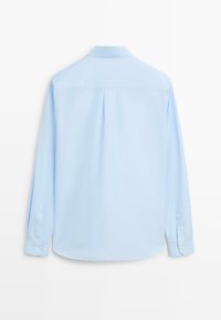 Světle modrá košile s dlouhým rukávem a límečkem, zpětním švem a knoflíkovými manžetami. Vyznačuje se hladkou tkaninou a jednotnou barvou po celém povrchu.
