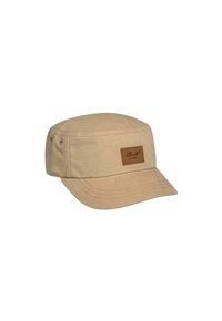 Gorra de tela beige con la parte superior plana y un ala ancha, ligeramente curvada. Presenta un parche rectangular de cuero marrón con una marca en relieve.