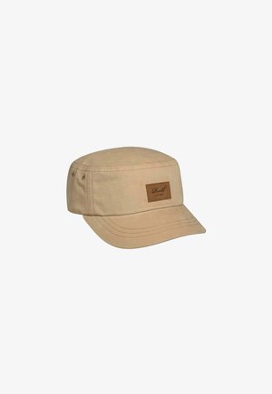 Gorra de tela beige con la parte superior plana y un ala ancha, ligeramente curvada. Presenta un parche rectangular de cuero marrón con una marca en relieve.