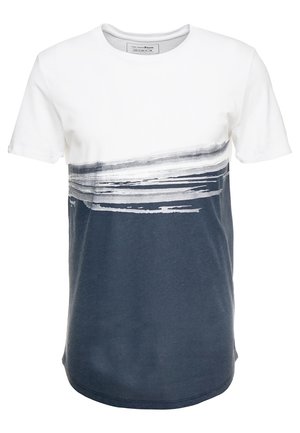 Kortærmet T-shirt med rund hals, hvid øverste halvdel, marineblå nederste halvdel og et vandret gråt penselstrøgsmønster hen over brystet.