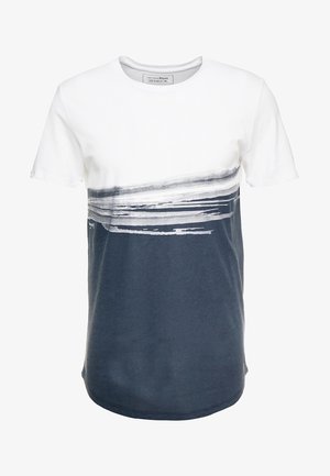 Kurzärmeliges T-Shirt mit Rundhalsausschnitt, weißem oberen Bereich, navyblauem unteren Bereich und einem horizontalen grauen Pinselstrichdesign über der Brust.