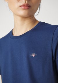 GANT SHIELD - Paprasti marškinėliai - dusty blue sea