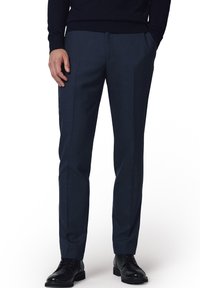 Ciemnoniebieskie spodnie wykonane z gładkiej, drobno teksturowanej tkaniny. Posiadają prosty krój, boczne kieszenie oraz schludny pas w talii.