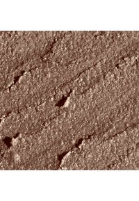 Polvere di bronzo con superficie strutturata, caratterizzata da scanalature irregolari e particelle fini di glitter che creano una qualità riflettente.