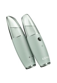 Deux dispositifs de brumisation pour le visage vert menthe avec des dessus transparents, des accents argentés et des boutons noirs. Comprend des marques et des symboles de sécurité.