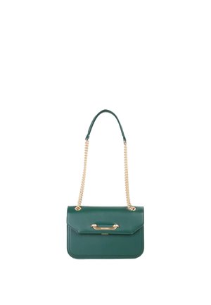 Borsa a mano in pelle verde di forma rettangolare, con tracolla a catena dorata e chiusura a patta superiore con dettaglio in metallo dorato. Texture liscia.