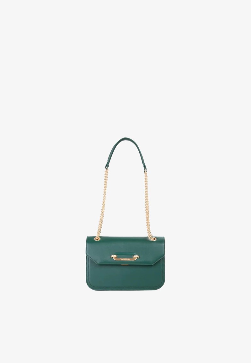 Borsa a mano in pelle verde di forma rettangolare, con tracolla a catena dorata e chiusura a patta superiore con dettaglio in metallo dorato. Texture liscia.
