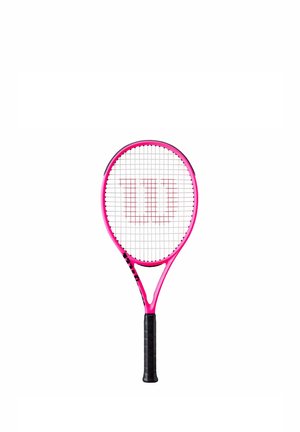 Raquette de tennis rose avec poignée noire et logo Wilson sur les cordes, présentée sur fond blanc.