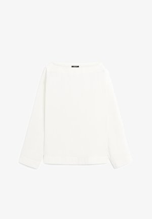 Biała bluzka z długim rękawem i dekoltem w łódkę, prosta, czysta w designie z małą czarną metką przy dekolcie.