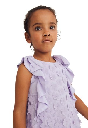 Abito lavanda con applicazioni floreali, tessuto testurizzato, maniche a volant e un leggero strato trasparente. Presenta un corpetto aderente e una silhouette morbida.