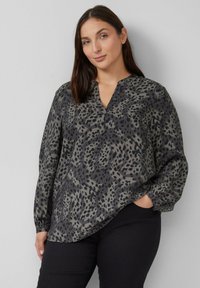 Donker gemusterde blouse met een V-hals, lange mouwen en een comfortabele pasvorm; beschikt over een abstract grijs en zwart patroon op een lichte stof.