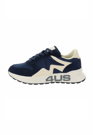 Scarpa da ginnastica blu navy e bianca con suola spessa, design con lacci, tessuto strutturato e "4US" stampato sul lato esterno della suola.