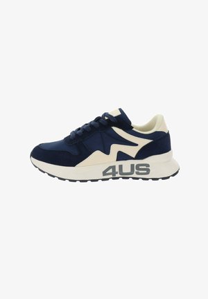 Scarpa da ginnastica blu navy e bianca con suola spessa, design con lacci, tessuto strutturato e "4US" stampato sul lato esterno della suola.