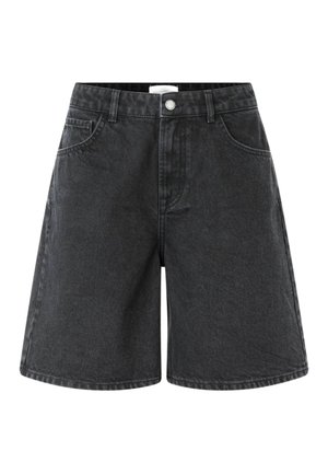 Mustad kõrge vöökohaga teksapüksid esiknapi, vööaasade ja kahe küljetaskuga, valgel taustal.