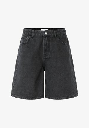 Mustad kõrge vöökohaga teksapüksid esiknapi, vööaasade ja kahe küljetaskuga, valgel taustal.