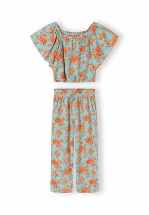 Ensemble deux pièces bleu clair à motif floral avec un haut court épaules dénudées et un pantalon ample taille haute ornés de motifs de fleurs orange.