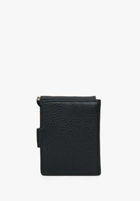 Zwarte leren portemonnee met een gestructureerde afwerking, compact vierkant van vorm, met een ritsluiting aan de bovenkant en een zijflap voor gemakkelijk hanteren.