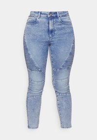 Jeans de cintura alta em azul claro, feitos de denim, com detalhes em relevo nas laterais e um design justo no estilo clássico de cinco bolsos.