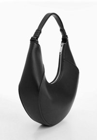 Sac à main en cuir noir avec une silhouette courbée, doté d'une fermeture éclair et d'une bandoulière rembourrée pour le confort. Texture lisse, design moderne.
