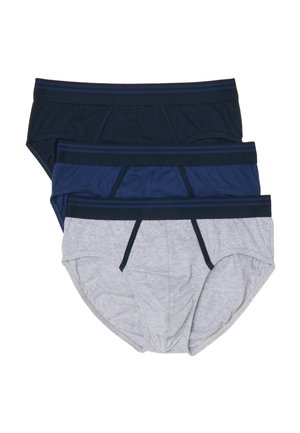 Tres calzoncillos tipo slip para hombre apilados, colores azul oscuro, azul marino y gris claro, cada uno con una cinturilla elástica oscura y costuras en contraste.