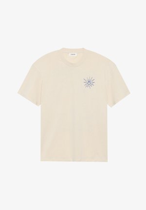 Korte mouwen, crèmekleurig katoenen T-shirt met een ronde halslijn en een lichtblauwe zonafbeelding op de linkerkant van de borst. Zachte structuur.