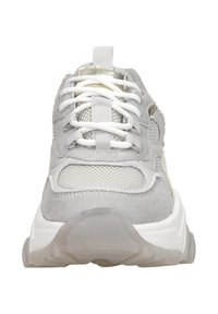 Lichtgrijze sneaker van mesh en nubuck materialen, met witte veters, een gevoerde zool en subtiele gele accenten op de zijkanten.