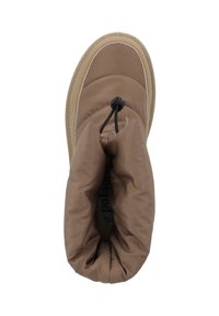 Brauner gepolsterter Stiefel mit einer flexiblen, strukturierten Gummisohle, runder Form, verstellbarem Verschluss und weichem Stofffutter, das oben sichtbar ist.
