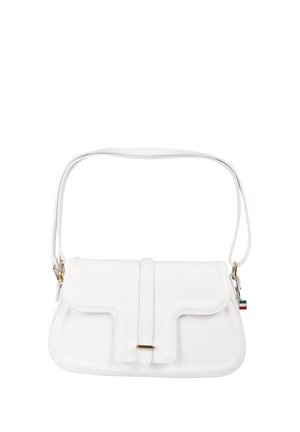 Witte leren schoudertas met voorklep, centrale band met gouden sluiting en een klein bedeltje van de Italiaanse vlag aan de zijkant.