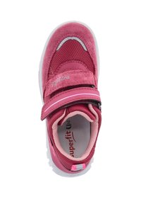 Baskets roses avec empiècements en daim et en mesh, bride auto-agrippante, bout arrondi et semelle texturée. Présentent des accents blancs et la marque "superfit" à l'intérieur.