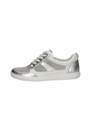 Le sneaker argento e bianche presentano una tomaia in rete, dettagli metallici lisci e una suola in gomma bianca con punta arrotondata e chiusura con lacci.