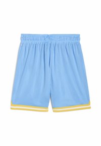 Lichtblauwe netstof sportshorts met elastische tailleband. Voorzien van gele en witte strepen aan de zoom. Ademend materiaal voor comfort.