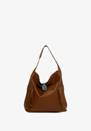 Bolso de hombro de cuero marrón con un diseño holgado, dos bolsillos con cremallera y una etiqueta colgante. Textura suave y forma curvada.