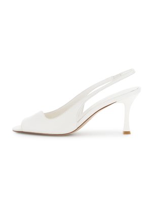 Zapato de tacón alto blanco de cuero con tiras en el talón, abertura en la punta y tacón delgado, mostrado de perfil sobre un fondo blanco.