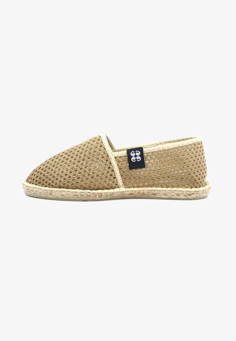 Bottines beiges en toile tissée avec une tige en maille et une semelle en jute texturée. Présente une étiquette noire sur le côté.