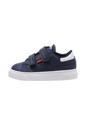 Baskets bleu marine en cuir synthétique, dotées de deux straps Velcro, d'une semelle en caoutchouc blanche et d'une étiquette logo rouge sur le côté.